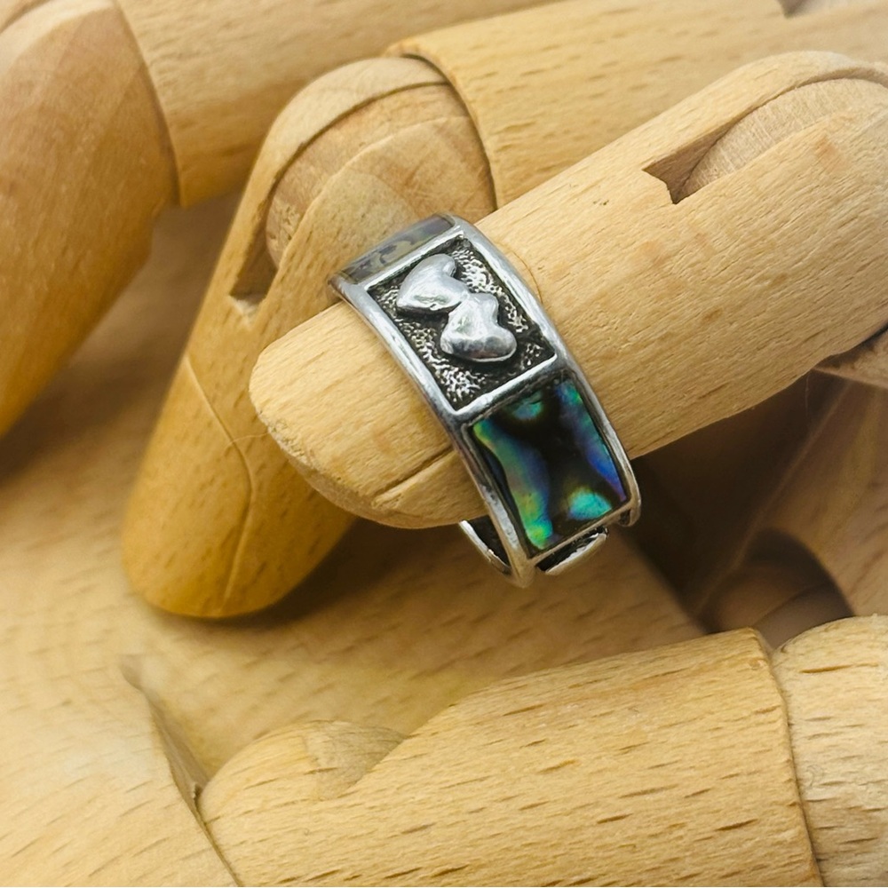 Artisan VTG Ring With Alternating Images Of Hearts & Inlaid Abalone